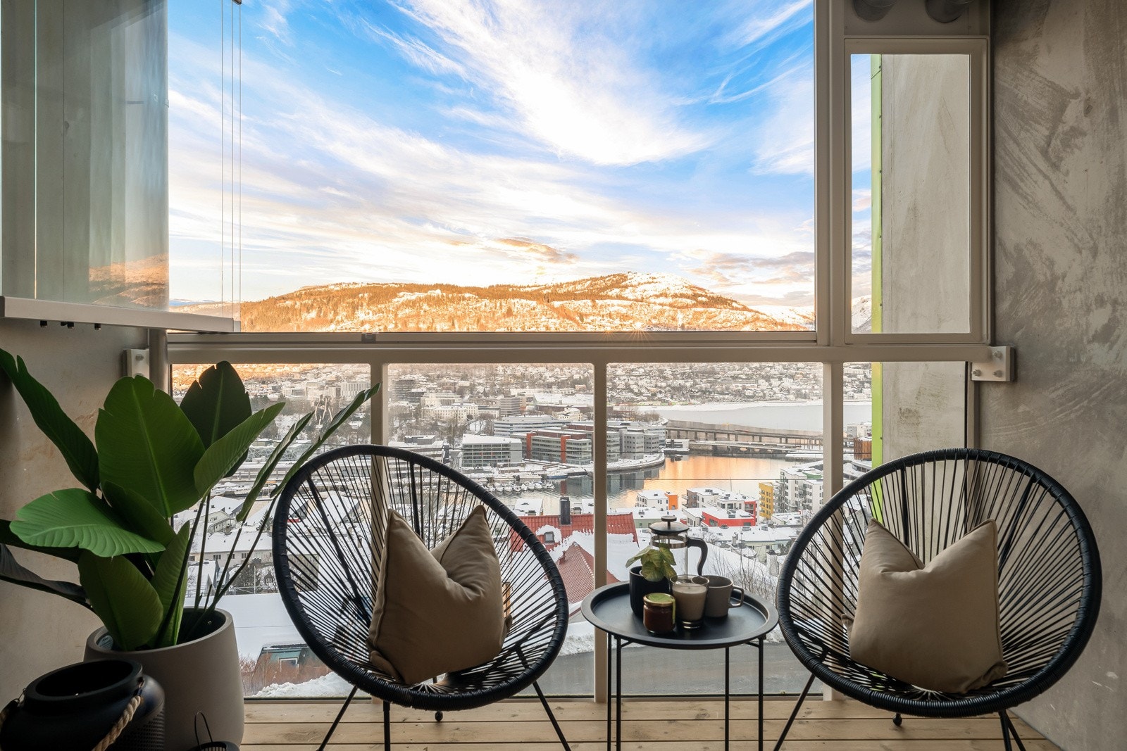 u kan glede deg over en østvendt innglasset balkong på hele 5,2 kvadratmeter, perfekt for å nyte morgenkaffen med utsikt. Galleribilde