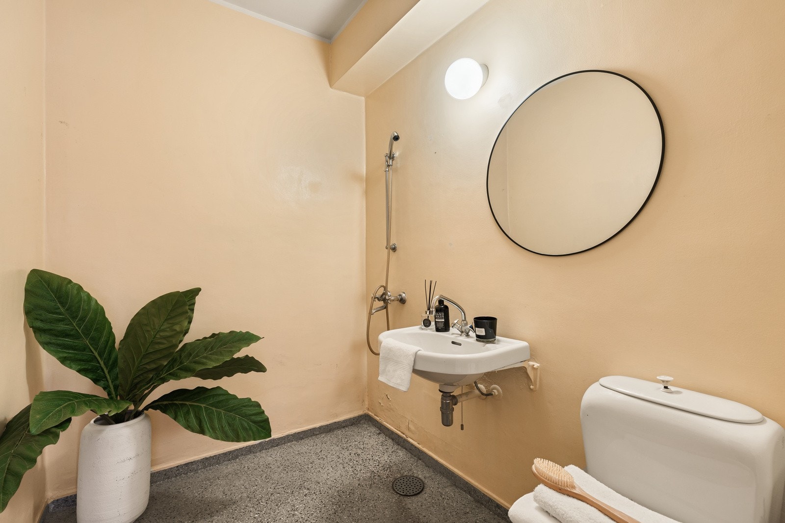 Badet på 3,5 m2 gir deg et kompakt rom med det essensielle utstyrt; servant med møblement, speil og belysning, toalett og dusjgarnityr. Må påregnes oppgradering. Galleribilde