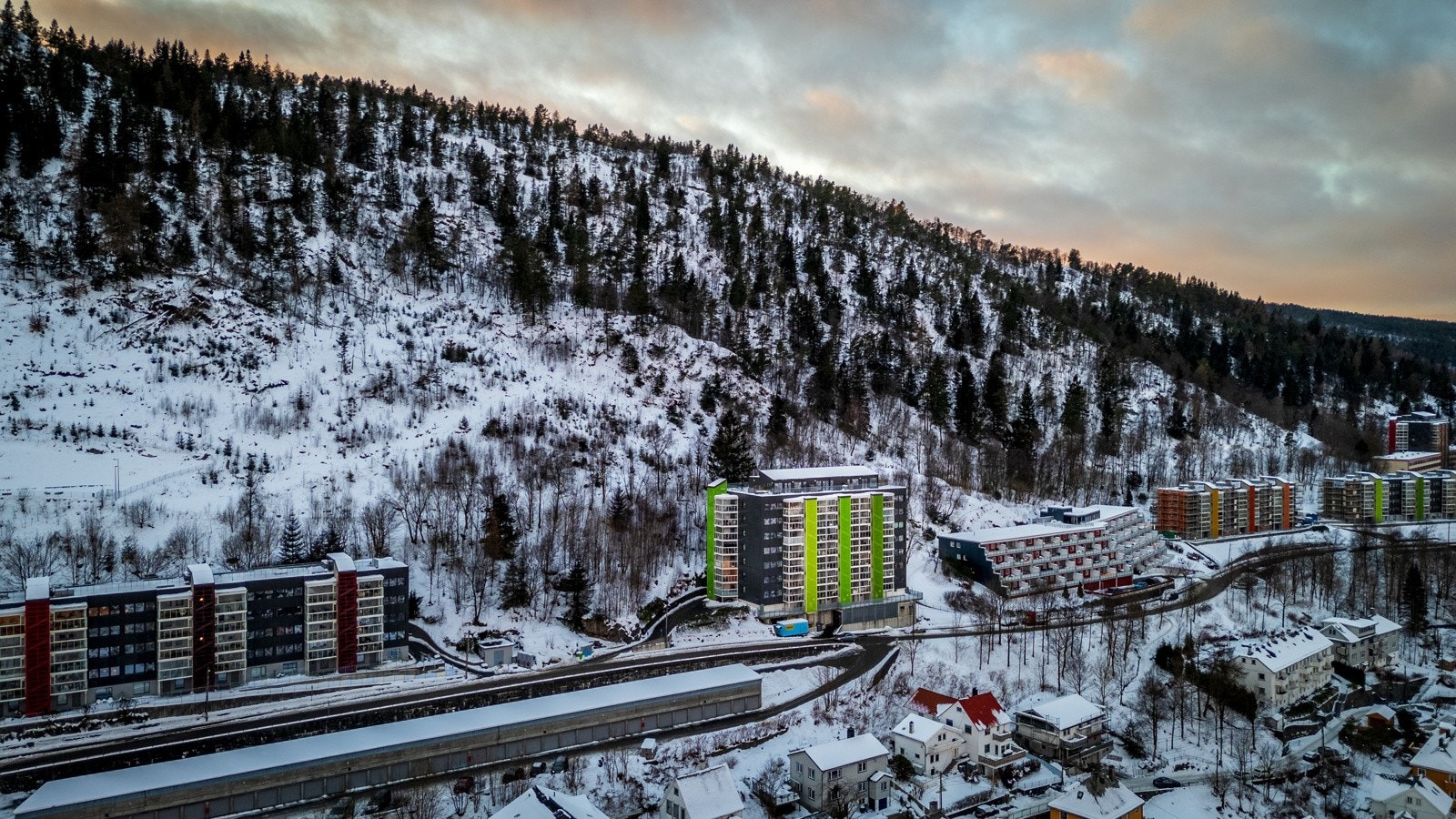 Borettslaget har de siste årene vært gjennom en omfattende rehabilitering av blant annet fasade, balansert ventilasjon, nye altaner og vinduer for å nevne noe. Galleribilde