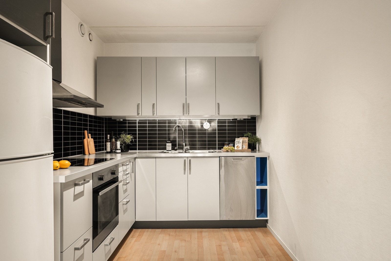 Kjøkkenet har også integrerte hvitevarer fra IKEA: en stekeovn, platetopp og en smal oppvaskmaskin som passer godt inn i rommets dimensjoner. Galleribilde