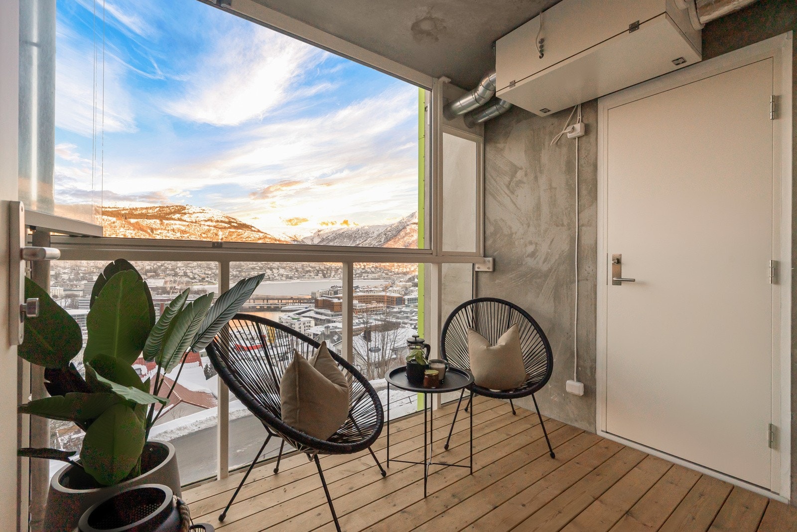 Balkongen har utgang direkte fra stue, og gir deg et ekstra rom som kan brukes året rundt. Galleribilde