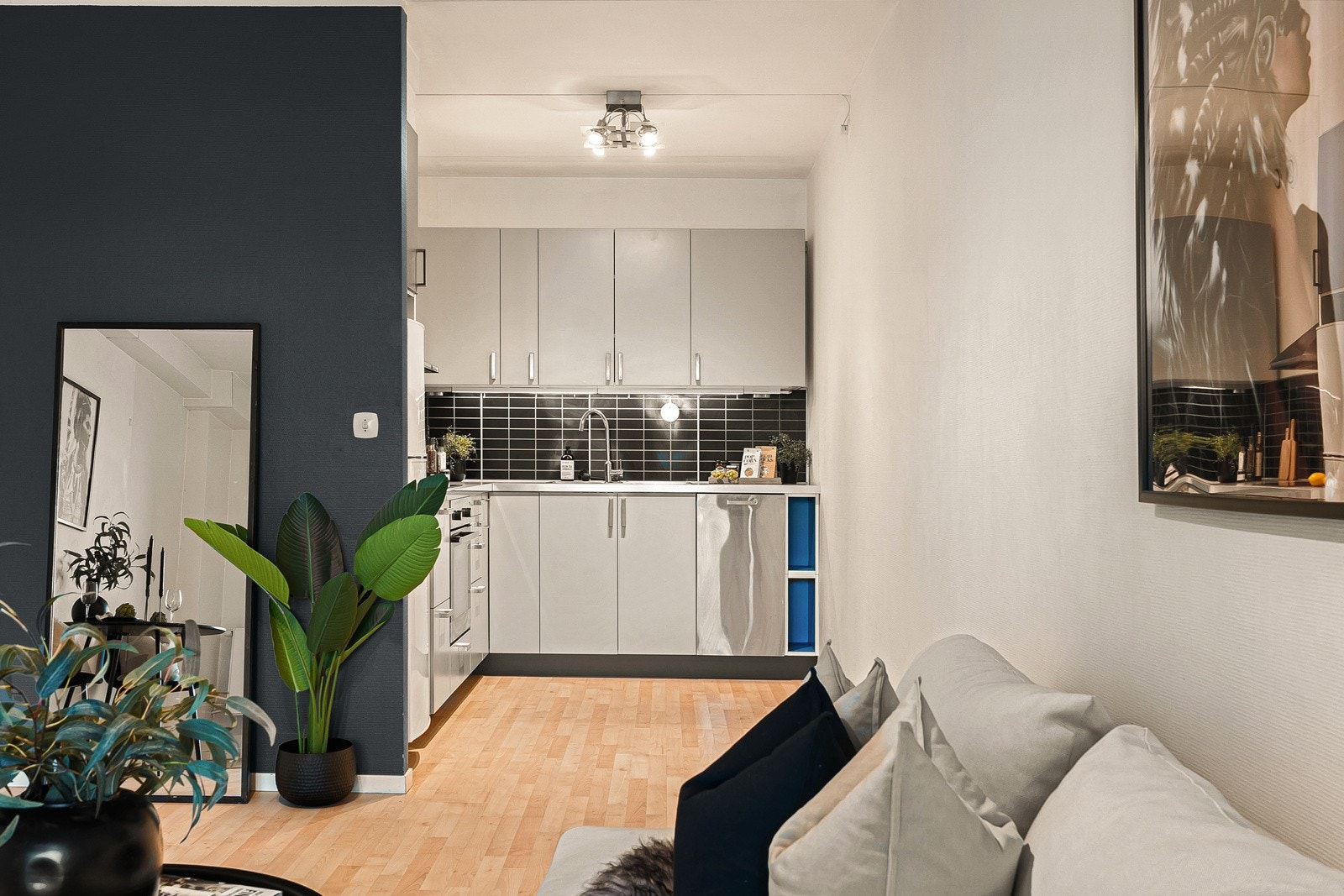 Du finner en moderne IKEA kjøkkeninnredning med slette fronter som gir en strømlinjeformet look. Galleribilde