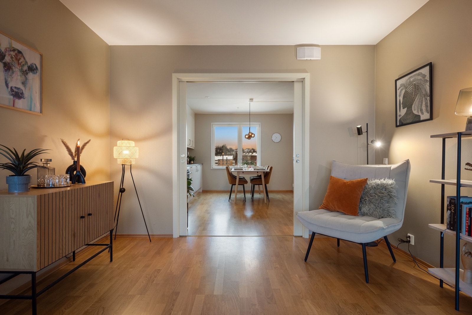 Tofløyet skyvedør deler stue og kjøkken Galleribilde