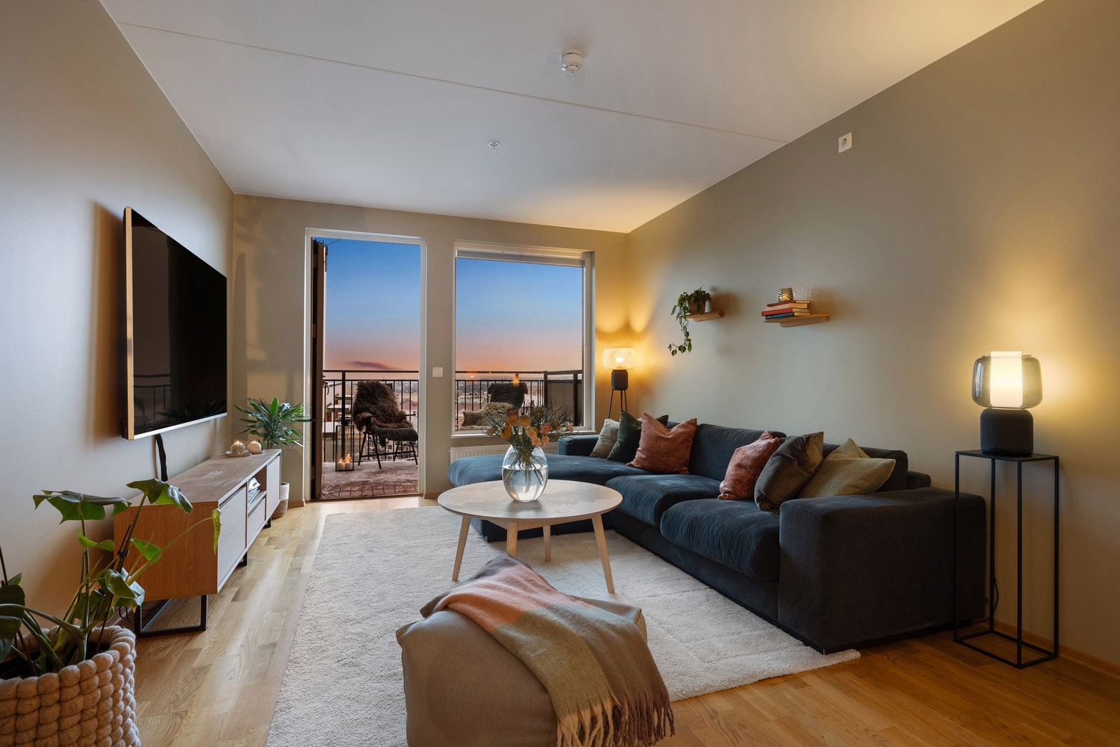 Helt usjenert stue med fantastisk utsikt og utgang til solrik balkong Galleribilde