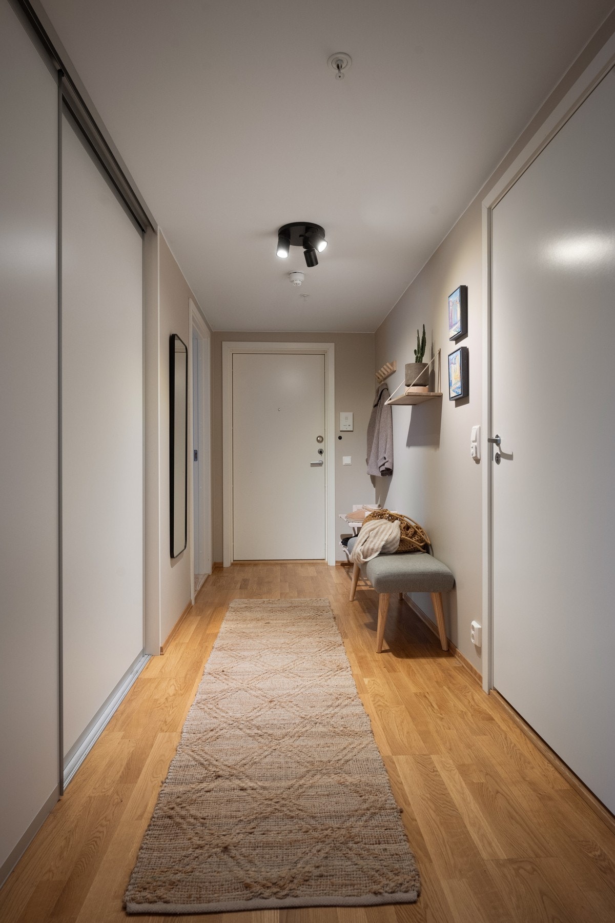 Ankomst via heis til leiligheten i 7. etasje. Heisen går også rett ned til garasjeplanet. Galleribilde