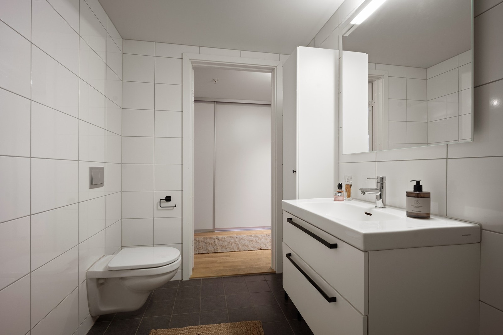 Romslig bad med tidløs innredning Galleribilde