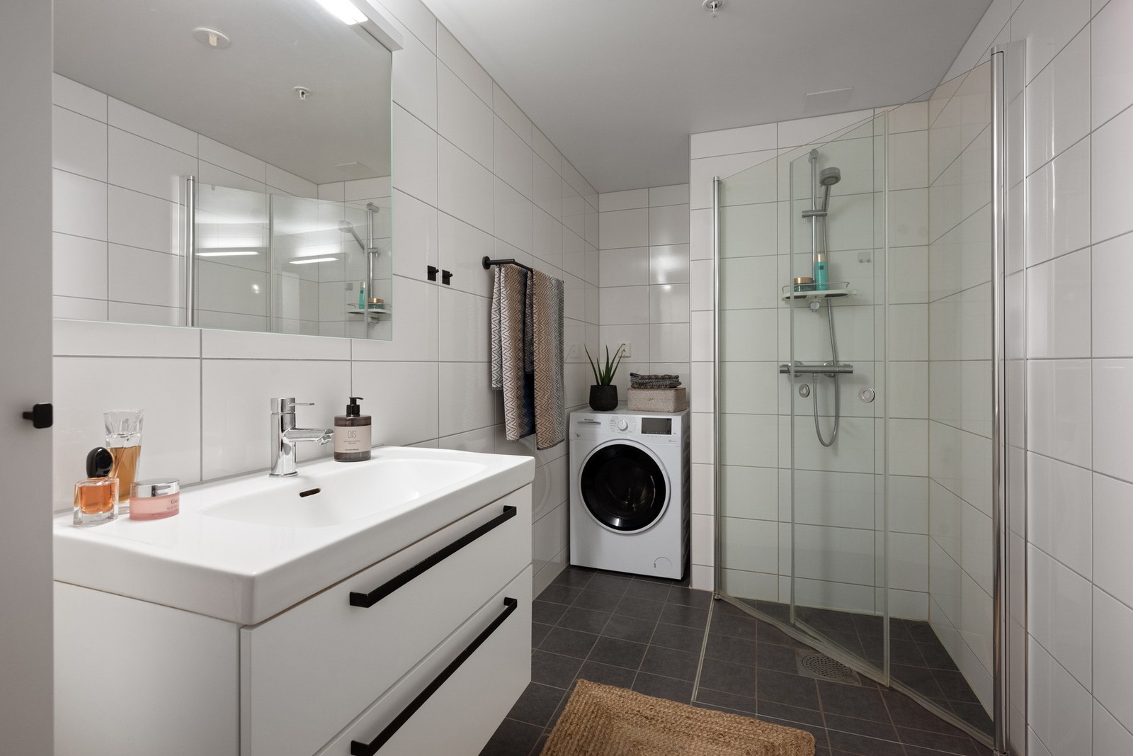 Opplegg for vaskemaskin i egen nisje Galleribilde