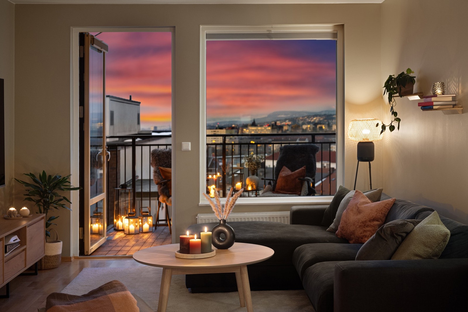 En lys og lekker 3-roms høyt og fritt med utsikt over byen Galleribilde