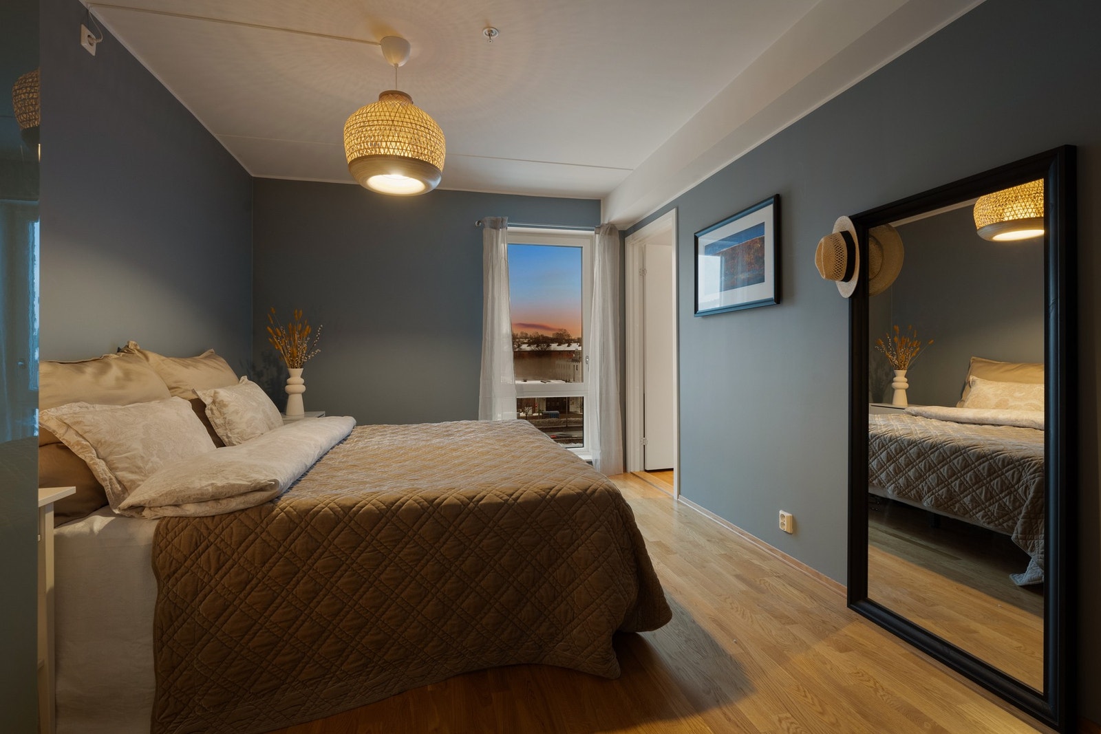 Stort hovedsoverom med plass til dobbeltseng, nattbord mm. Galleribilde