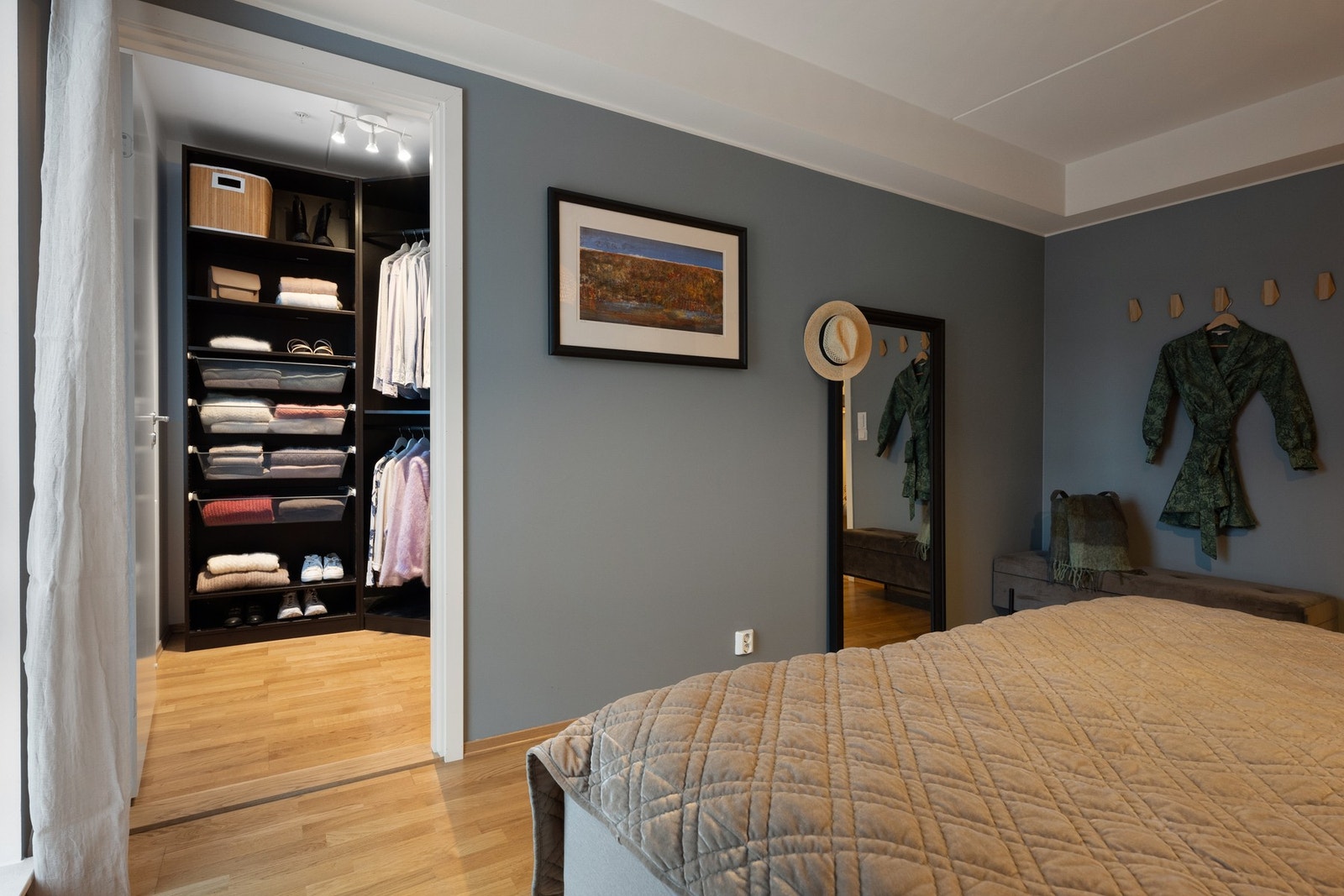 Innenfor soverommet er det en fin walk-in med vindu Galleribilde