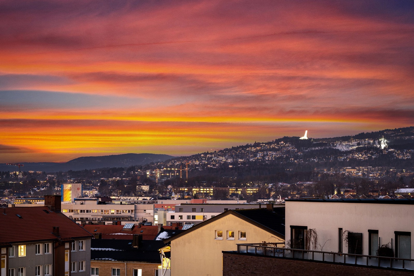 Om sommeren har man sen kveldssol helt til solen går ned over Holmenkollåsen Galleribilde