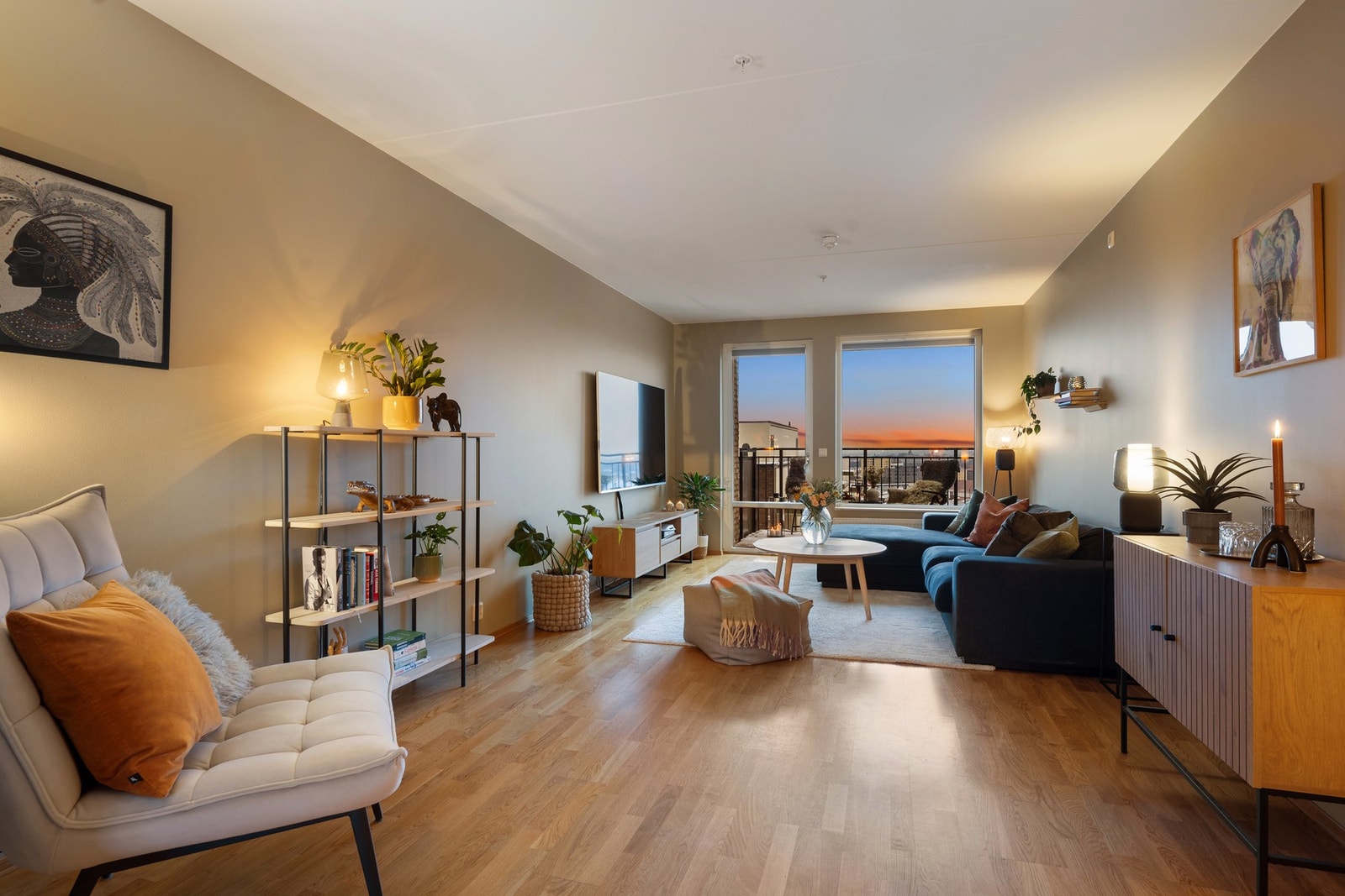 Leiligheten ligger høyt i bygget og har gjennomgående planløsning Galleribilde