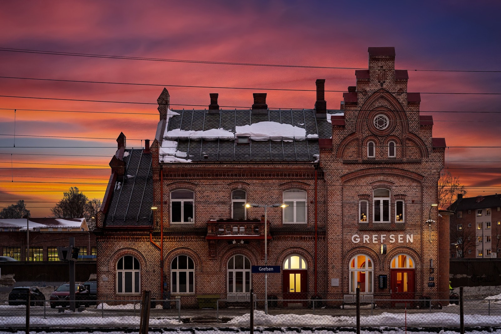 Grefsen stasjon (Gjøvikbanen). Ligger rett ved. Det samme gjør Storo t-bane (linje 4 og 5), samt trikk og buss Galleribilde