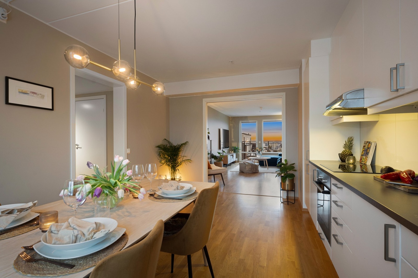 Separat kjøkken med plass til spisebord Galleribilde