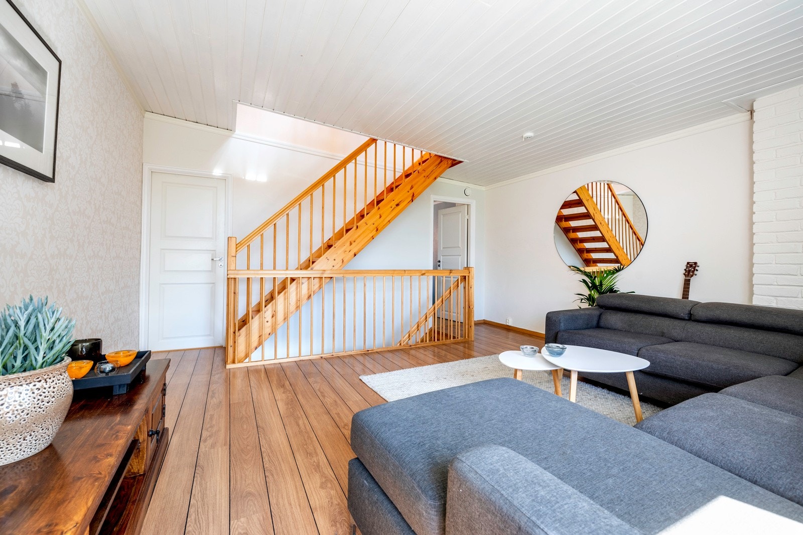For øvrig har stuen spilerekkverk mot trappen og adkomst til to soverom. Galleribilde