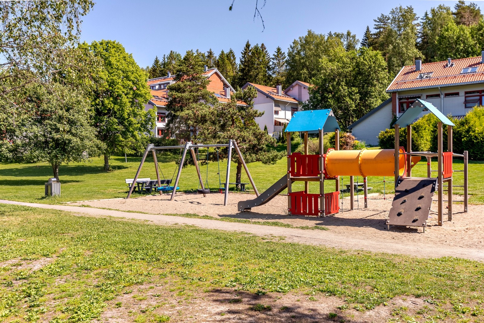 Borettslaget har flere lekearealer for barn, og store fint grøntområder. I tillegg grenser borettslaget til marka, med masse fine turmuligheter hele året. Galleribilde
