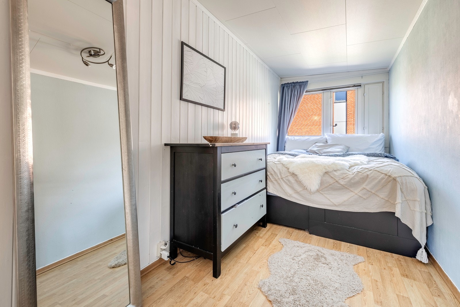 Soverommene er av god størrelse, og har god plass til seng, nattbord og garderobeløsning. Galleribilde