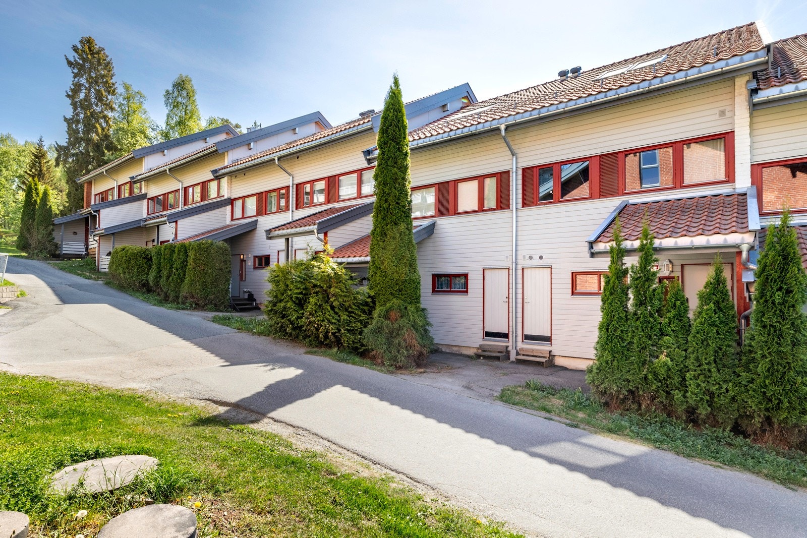 Rekkehuset har liten og intim terrasse ved inngangspartiet. Galleribilde