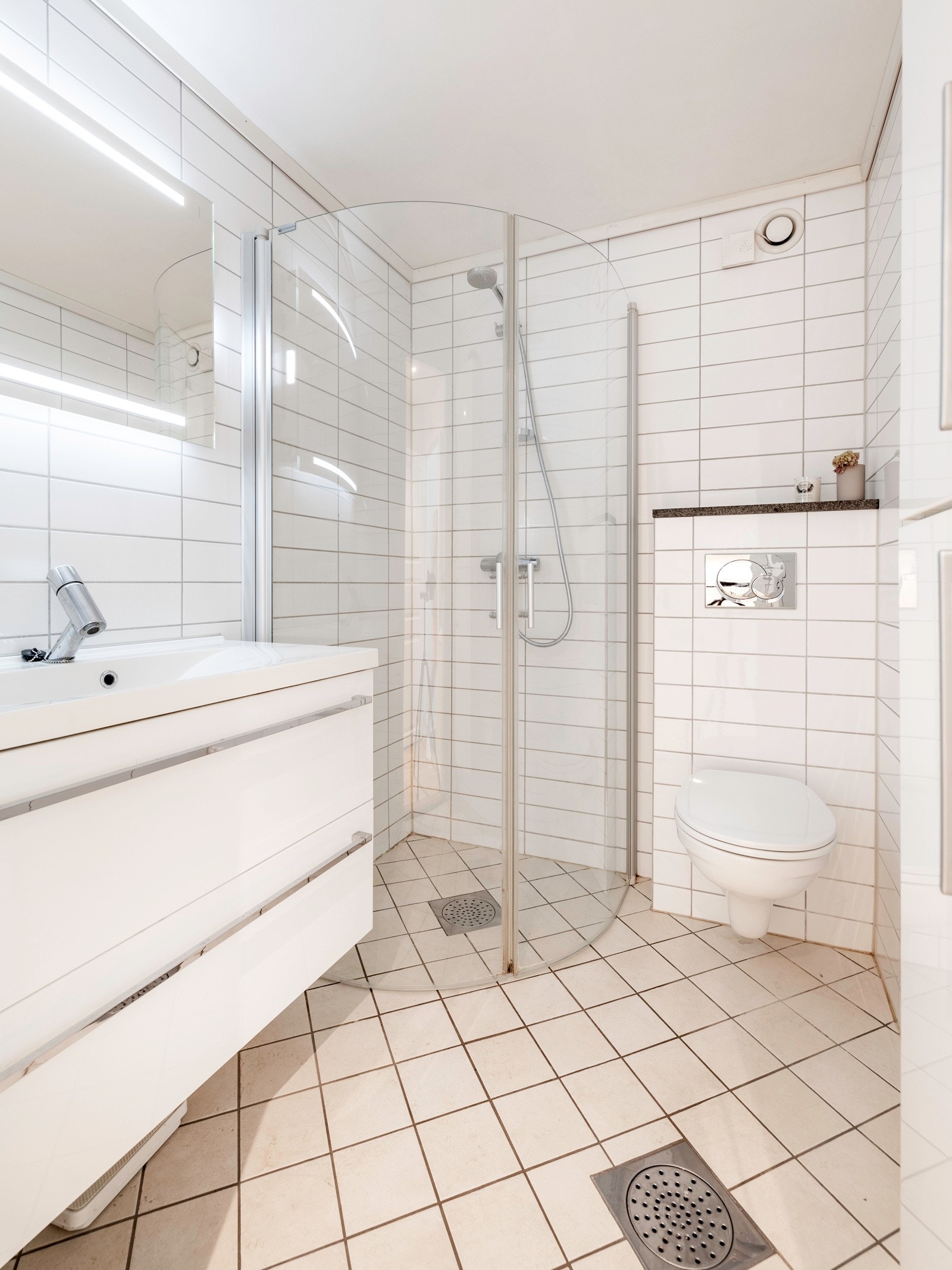 Rekkehuset har to fine bad og et eldre vaskerom. I første etasje ligger et bad fra 2011 med flislagte overflater, gulvvarme og mekanisk avtrekk. Galleribilde