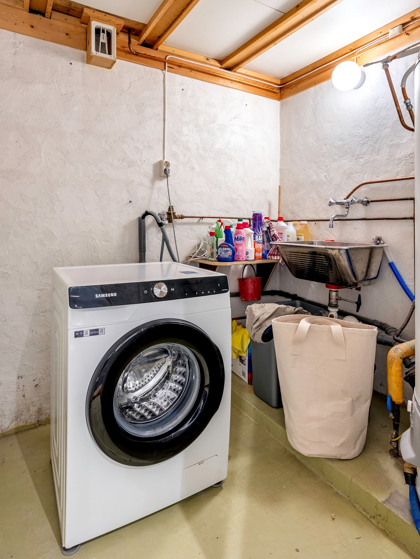 Rekkehuset har et separat vaskerom i kjelleretasjen - et kjærkomment rom i en hektisk familiehverdag. Vaskerommet har eldre standard, men fungerer godt til sitt bruk selv om det mangler sluk i gulvet. Galleribilde