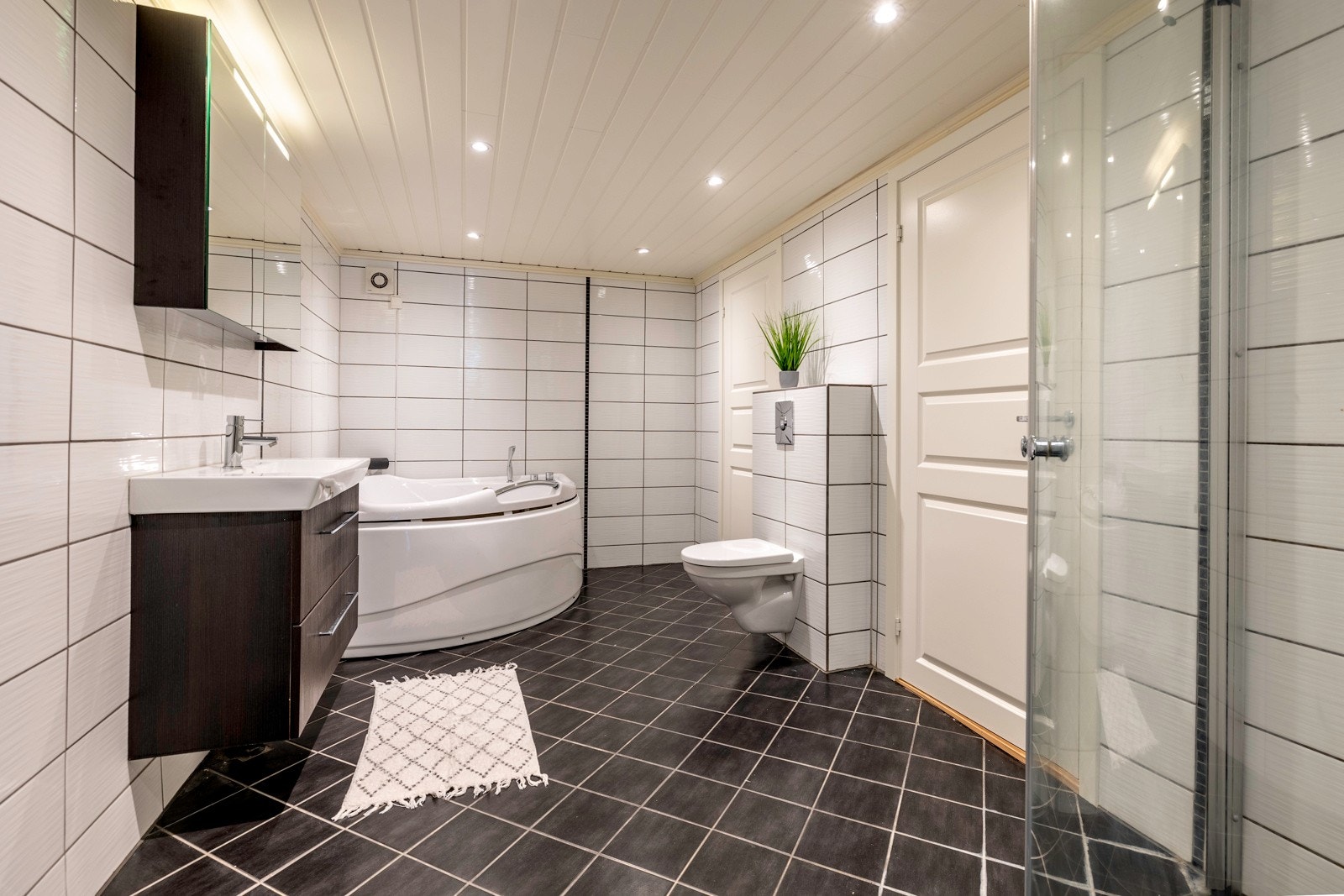 I kjelleretasjen ligger et romslig bad som ble oppgradert i 2013. Badet gir et pent inntrykk med flislagte overflater, gulvvarme, downlights og mekanisk avtrekk. Galleribilde