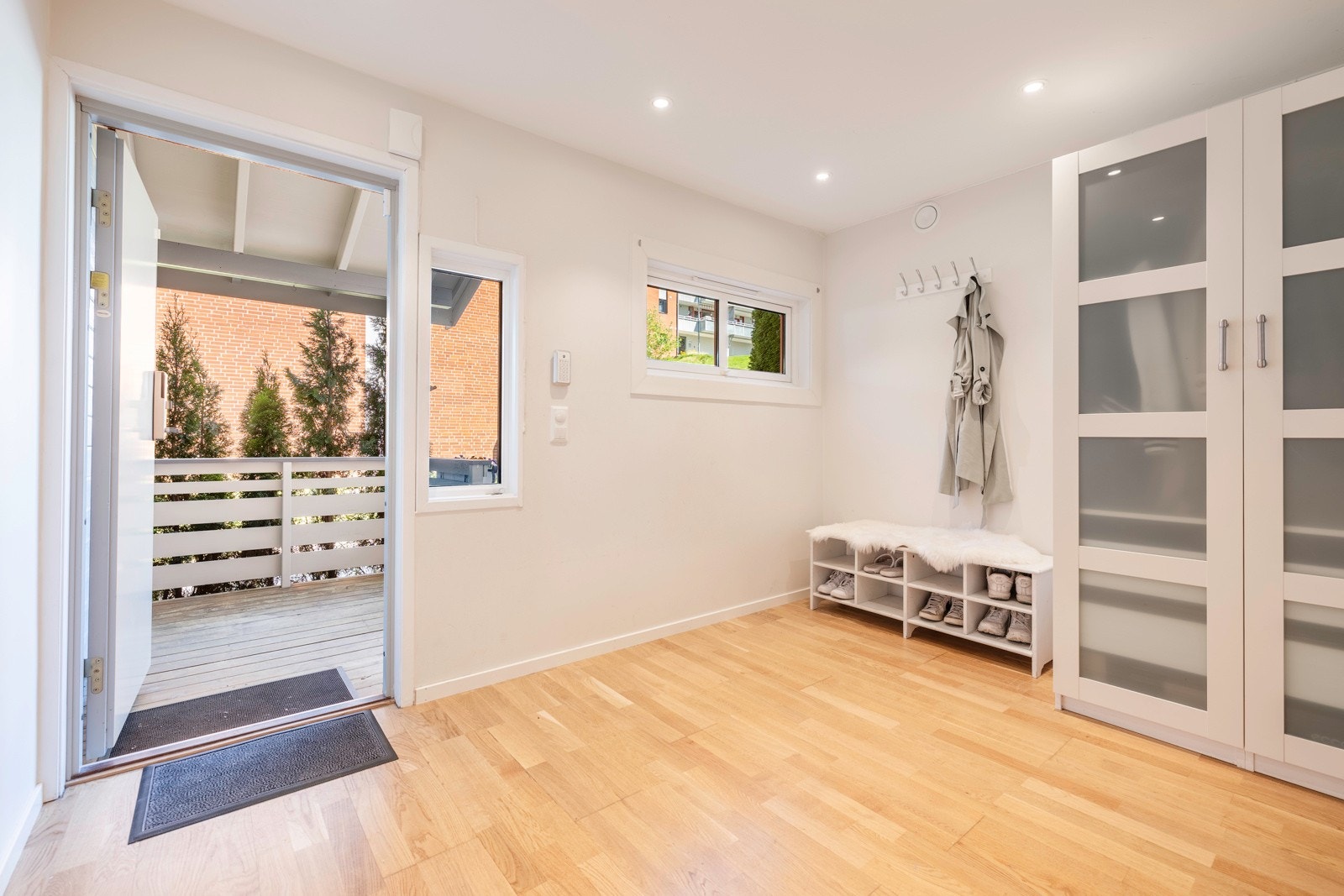 Den store entreen er et hyggelig rom å komme hjem til med downlights, lyse fargevalg og en fin garderobenisje. Galleribilde