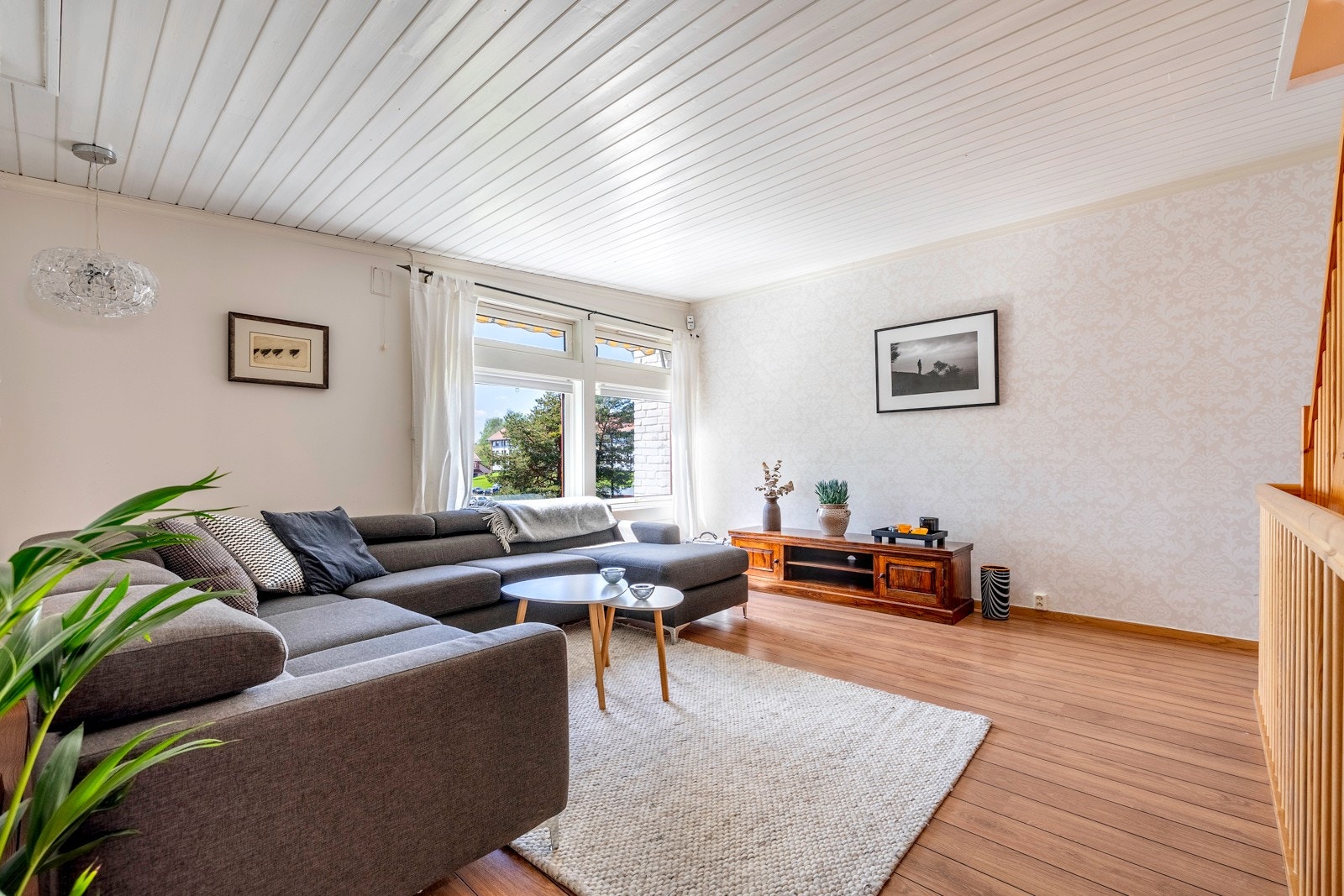 På endeveggen er det to store vinduer som sikrer godt med naturlig lys til rommet. Galleribilde