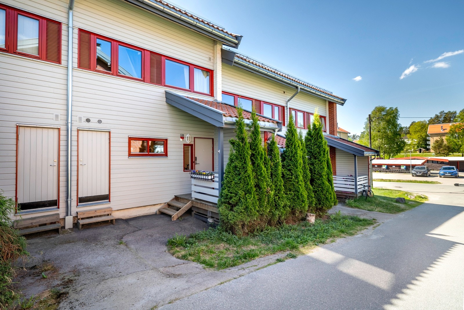 Rekkehuset har et godt skjermet inngangsparti med overbygd adkomst terrasse. Galleribilde