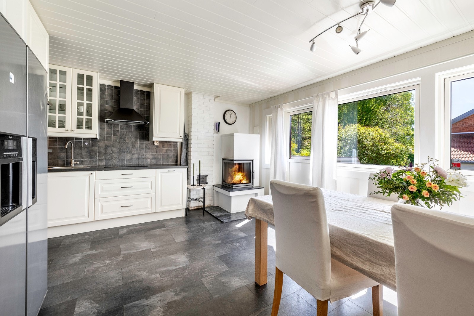 Kjøkkenet ligger i første etasje og er boligens hjerte - et stort og trivelig spisekjøkken med peis og plass til langbord. Galleribilde