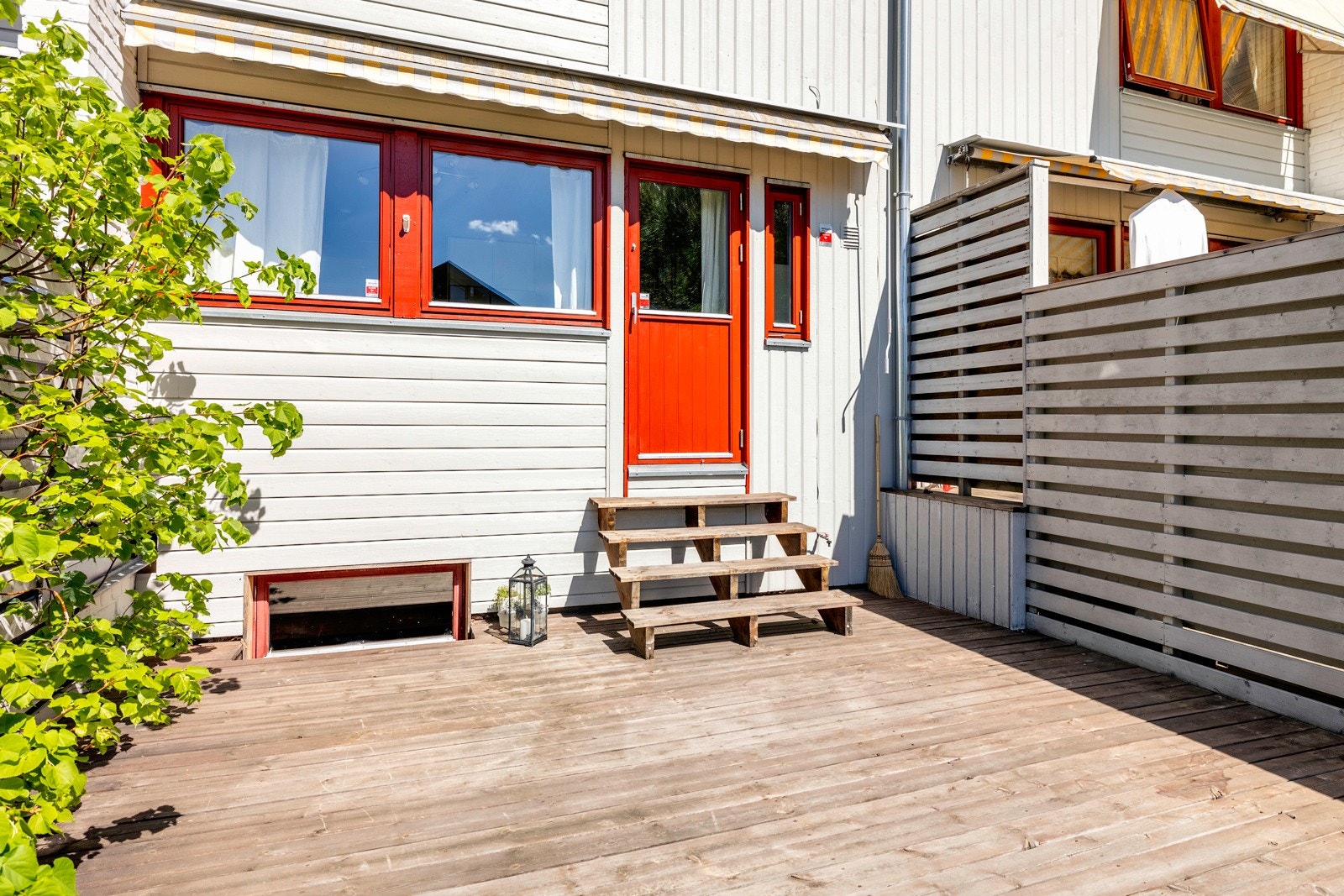 Fra kjøkkenet er det utgang til en stor, sydvendt terrasse på rundt 50 kvm. Galleribilde