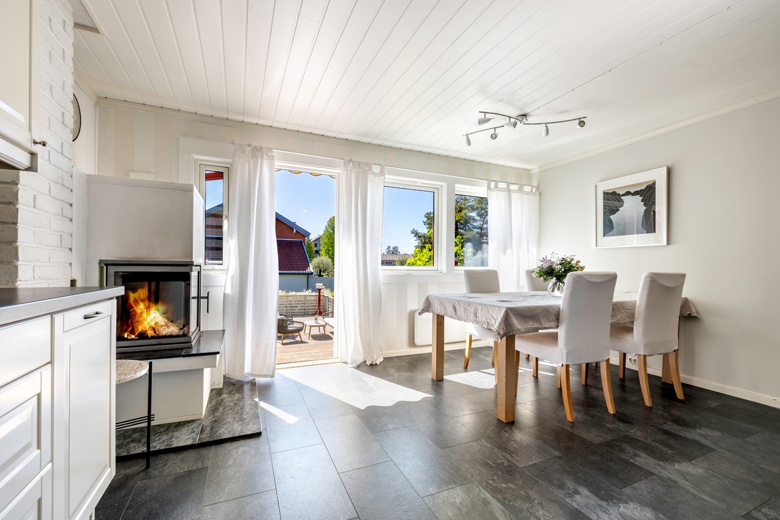 Store vindusflater på endeveggen gir behagelige lysforhold. Her er det også utgang til terrasse slik at det er enkelt å ta med middagen ut på godværsdager. Galleribilde