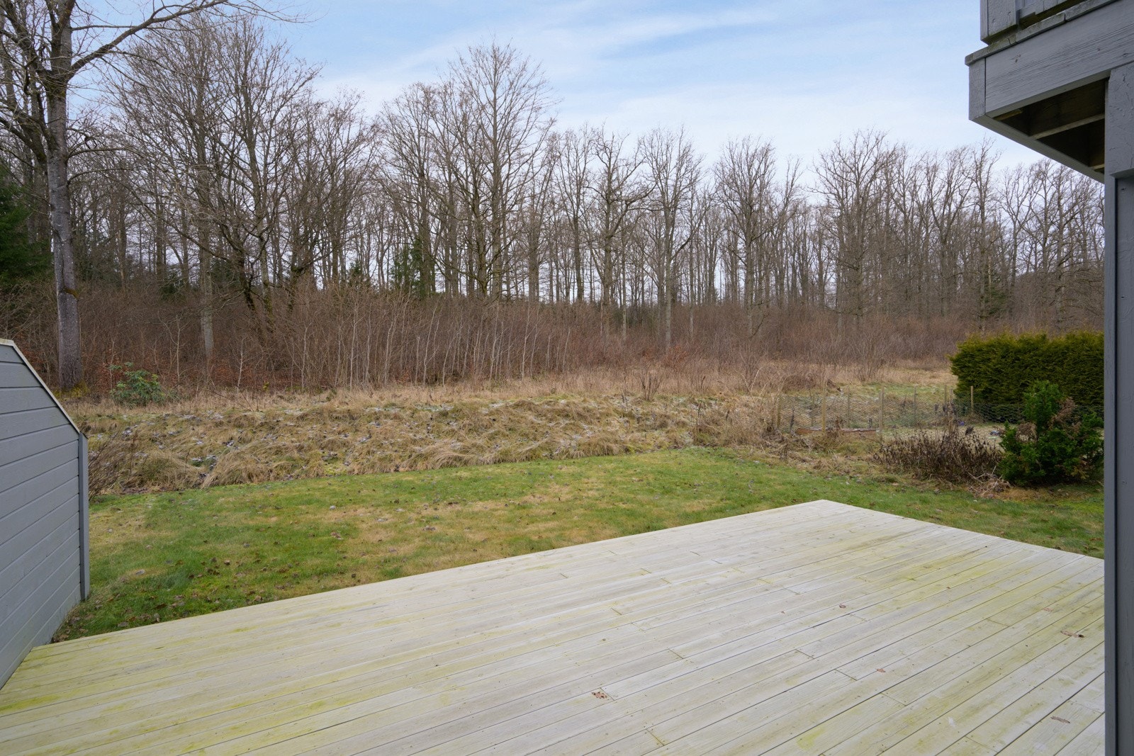 Fra badet/vaskerommet er det utgang til en trivelig uteplass og hagen. Galleribilde