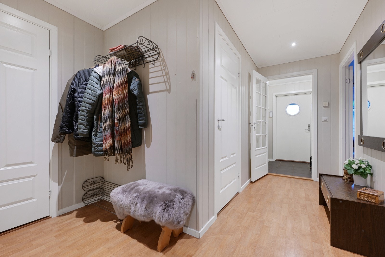 Da fortsetter vi rundturen ned trappen til 1. etasje Galleribilde