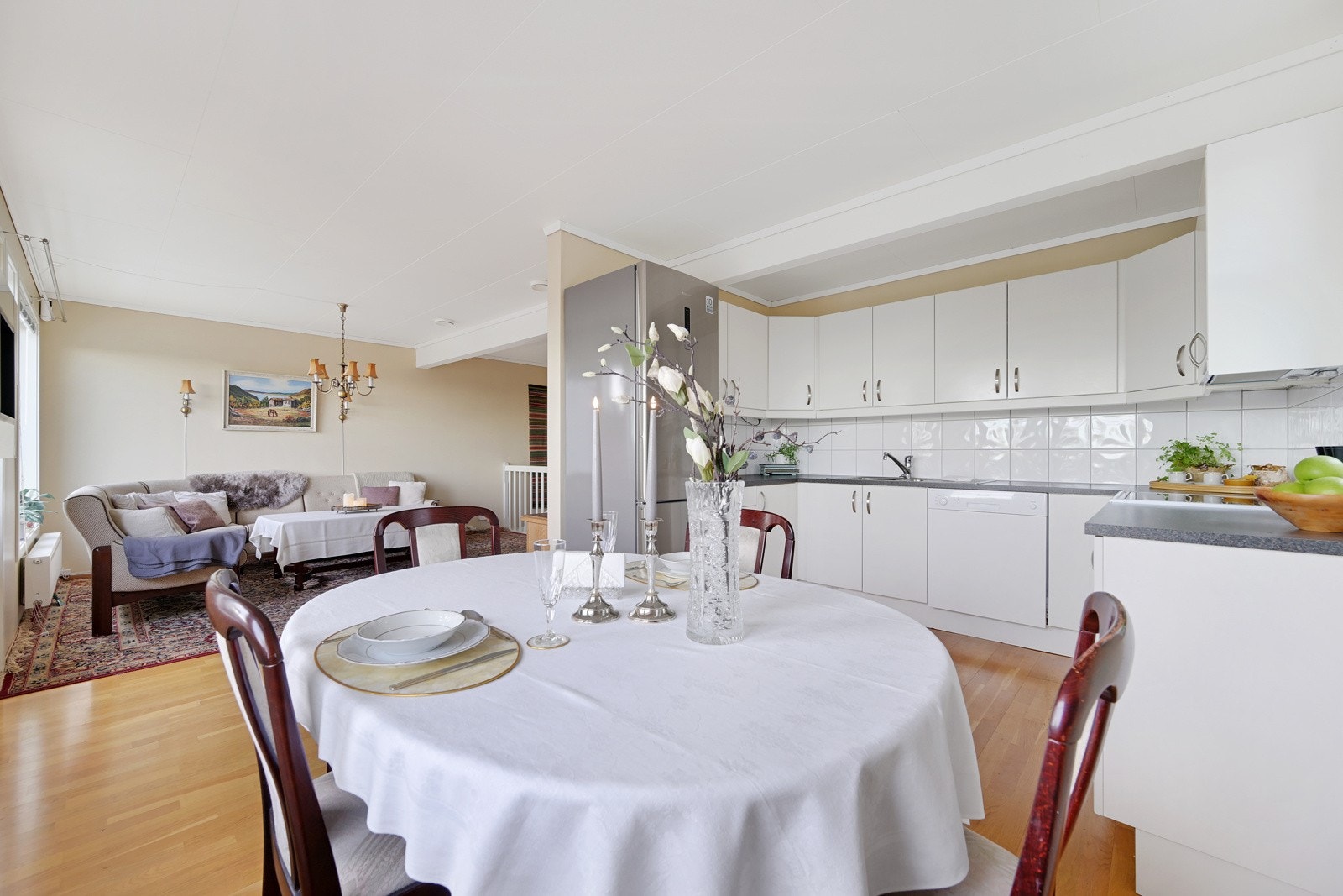 God plass til et eget spisebord i stuen Galleribilde