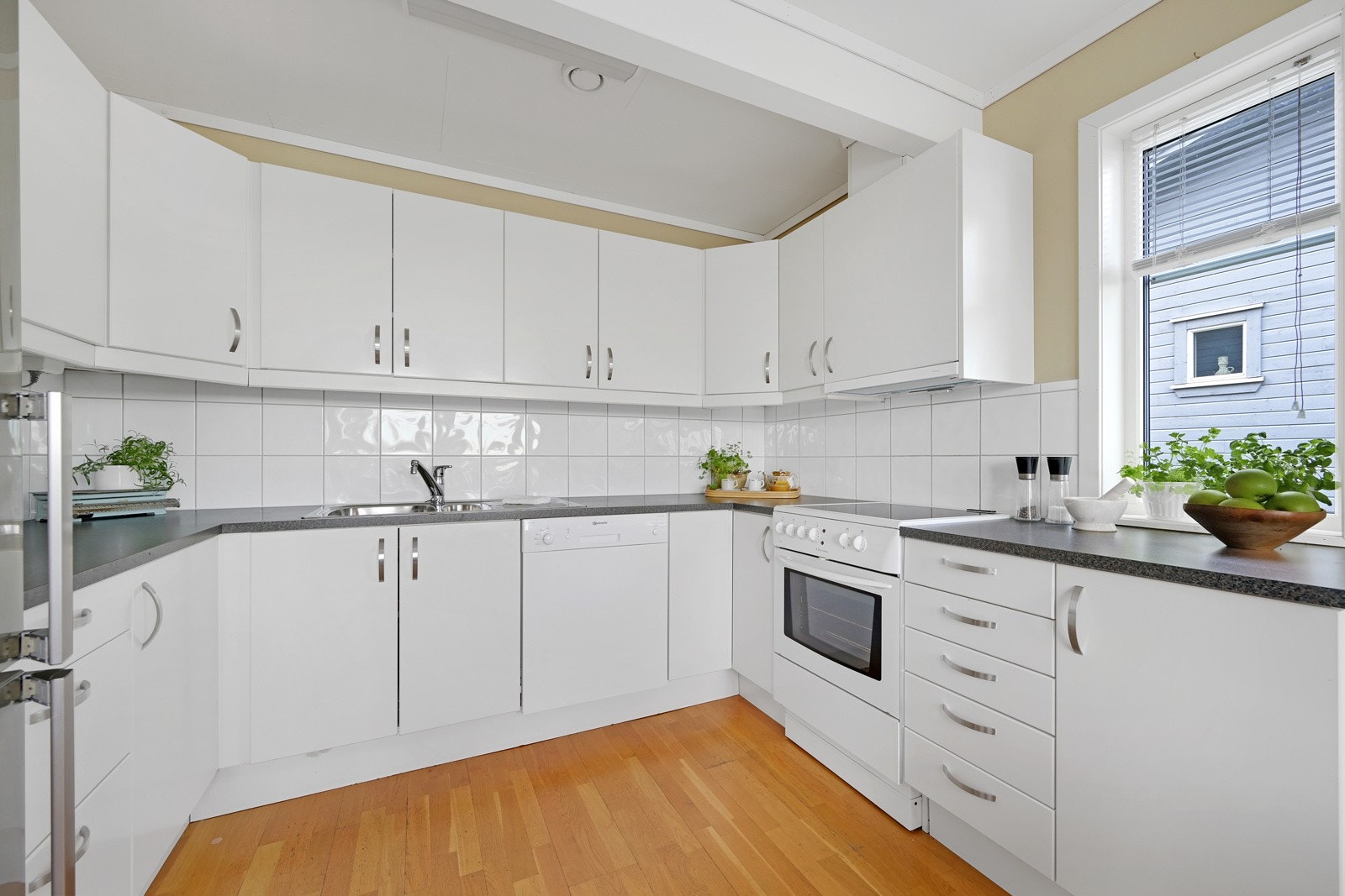 Lyst og pent kjøkken Galleribilde