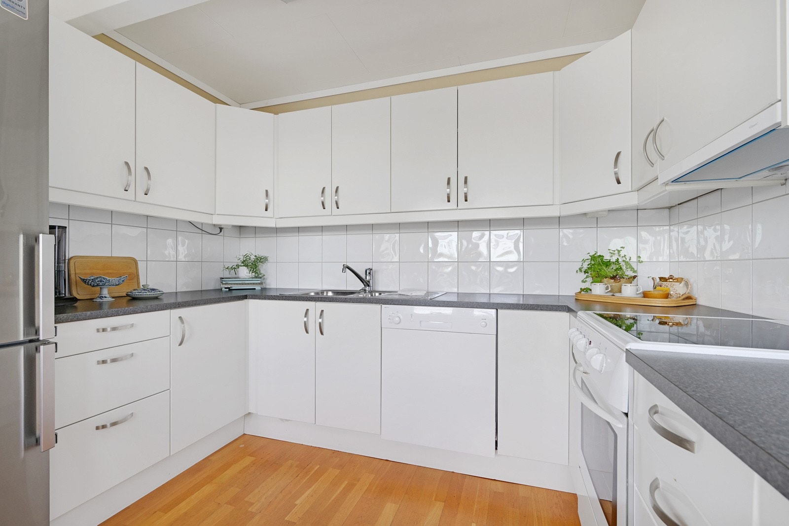 Profilerte skapfronter, benkeplate i laminat og kum i rustfritt stål Galleribilde