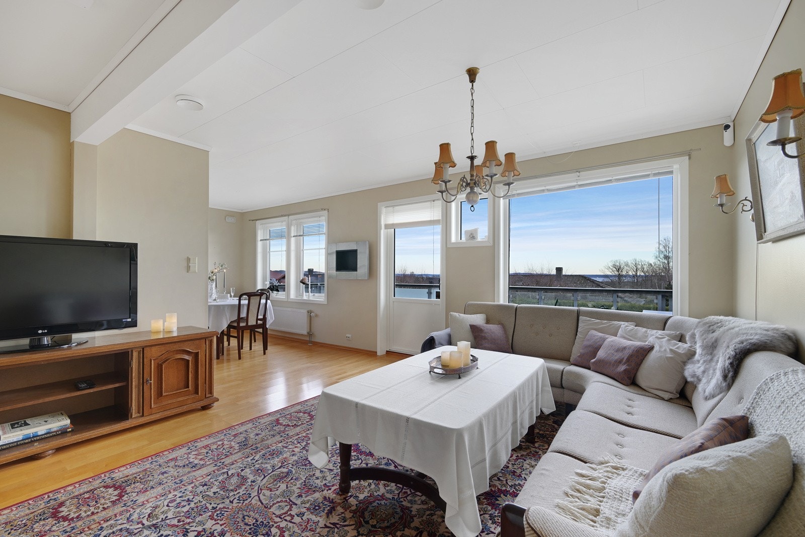 Boligens naturlige samlingspunkt er den romlige stuen som ligger i åpen løsning til kjøkkenet. Galleribilde