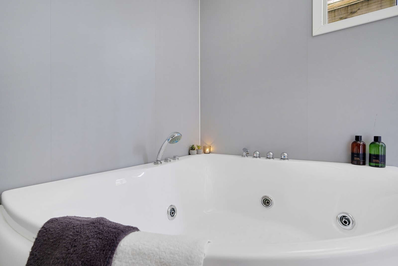 Badet inneholder servant med baderomsinnredning, vegghengt wc, badekar, stålkum og opplegg for vaskemaskin. Galleribilde