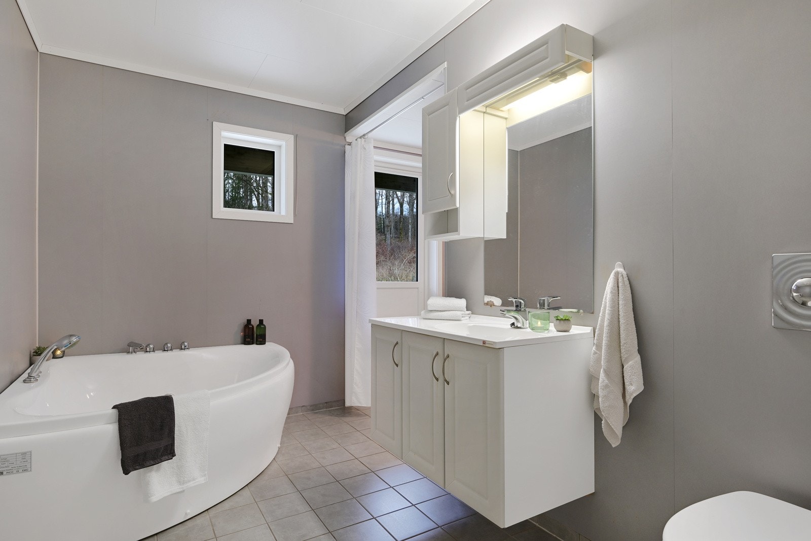 Badet i 1. etasje er romslig og har også egen vaskeromsavdeling. Galleribilde