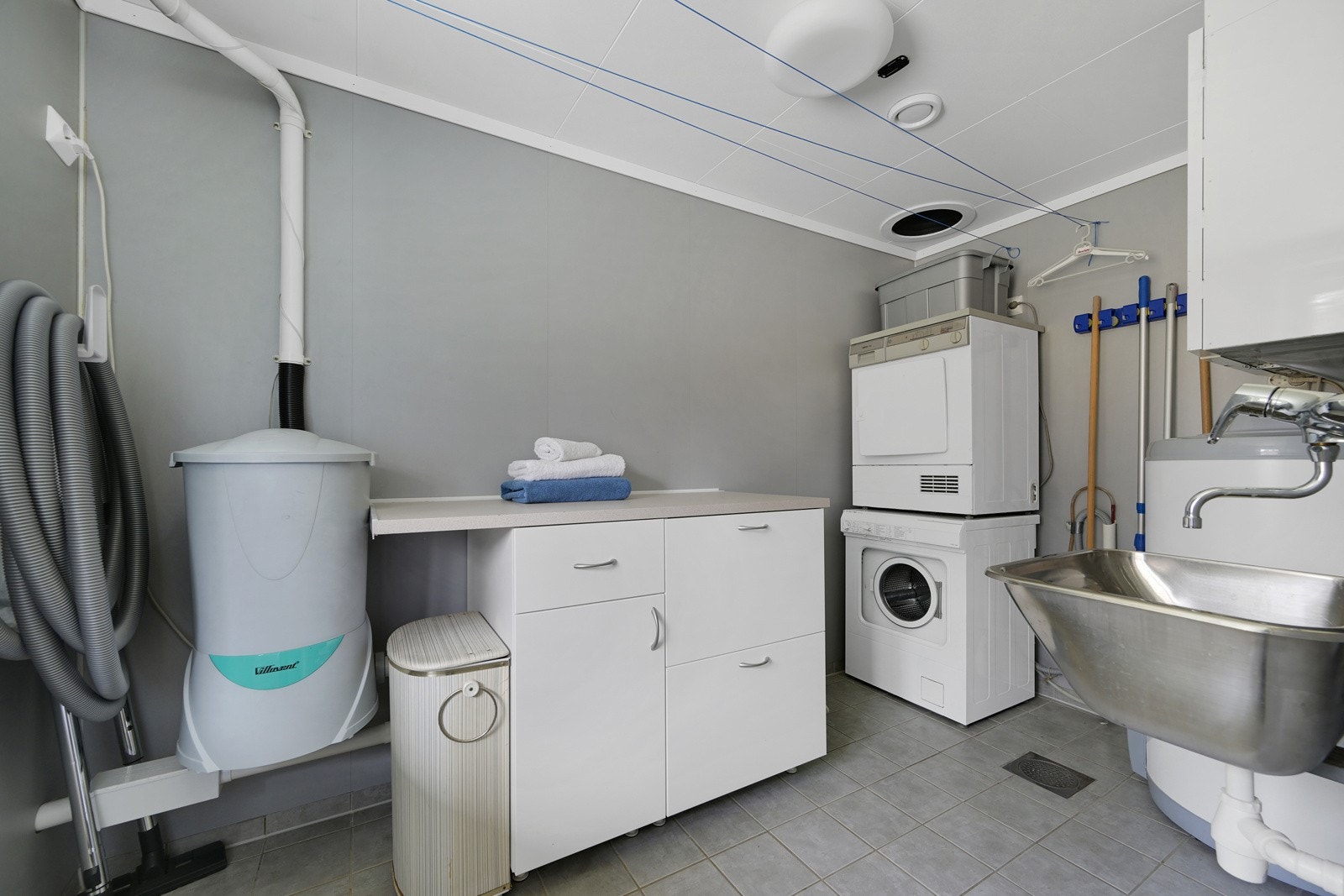 Meget praktisk å ha en egen avdeling for vaskemaskin, samt denne luken/sjakten som fører ned hit fra badet i 2. etasje Galleribilde