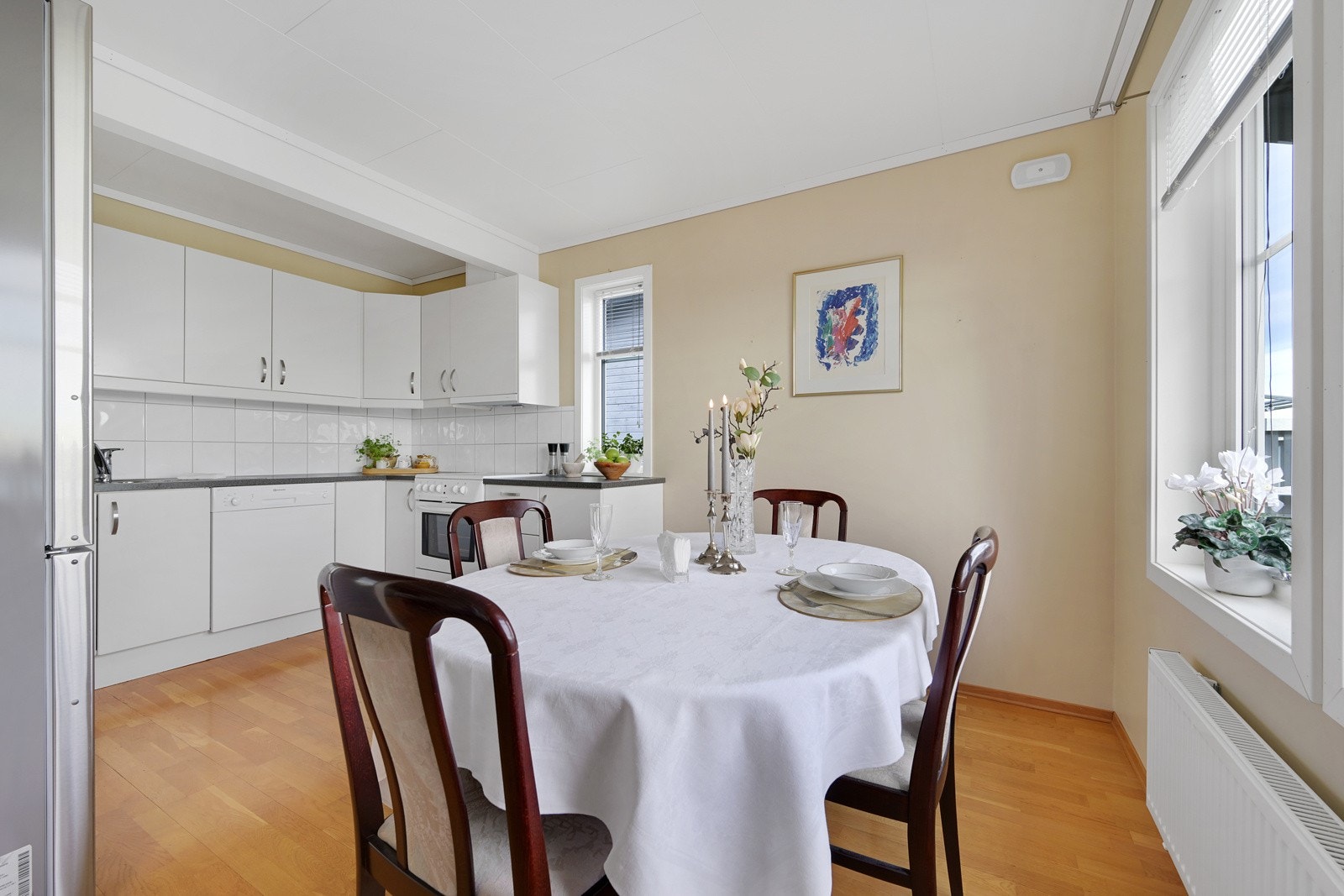 Kjøkkenet ligger i åpen løsning til stuen Galleribilde