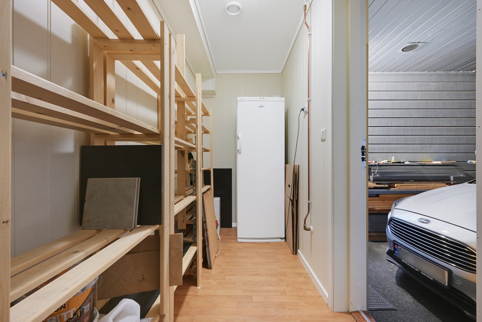 Inne finner vi 2 boder. Her er det direkte adgang til garasjen. Følger også med en sportsbod på utsiden. Galleribilde