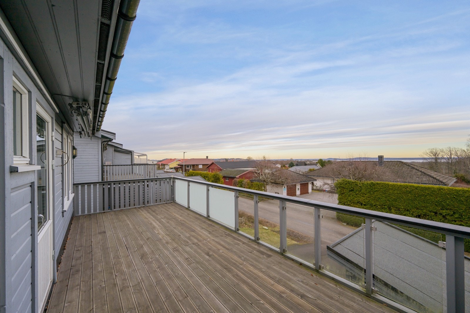 Fra stuen er det utgang til en balkong med utsikt over omgivelsene og fjorden Galleribilde