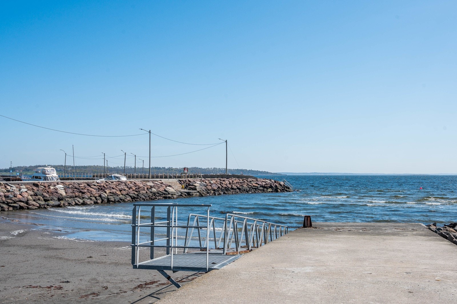 Steinbrygga/Borrestranda ligger en kort tur unna boligen Galleribilde