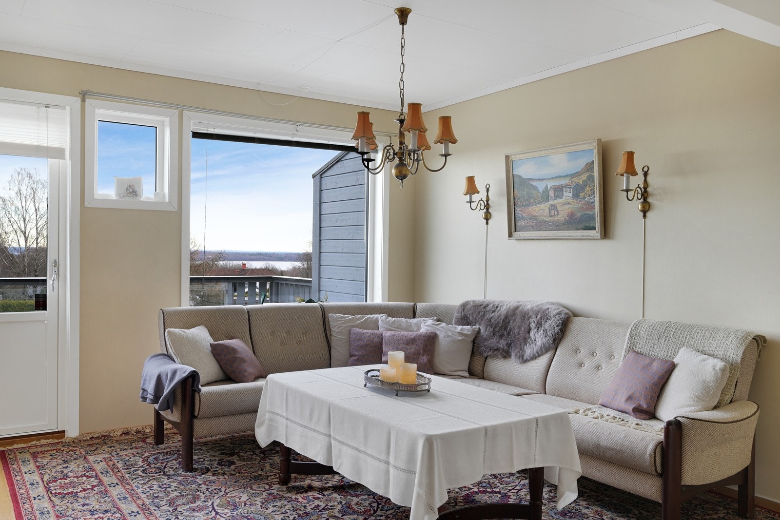 Utgang til en fantastisk balkong fra stuen Galleribilde