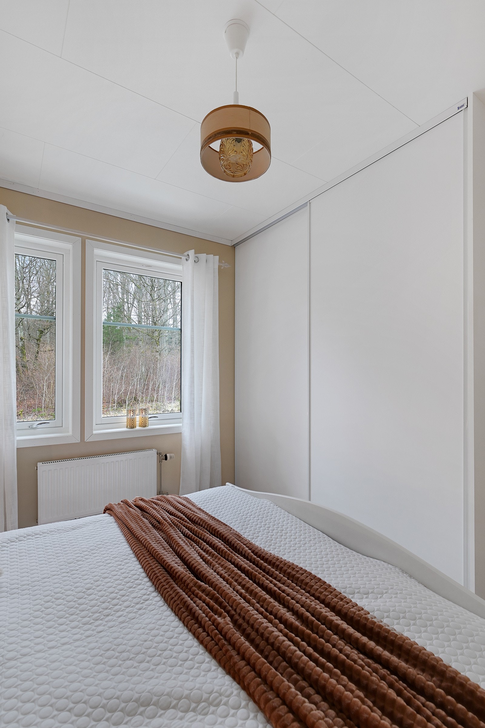 Med stor skyvedørsgarderobe Galleribilde