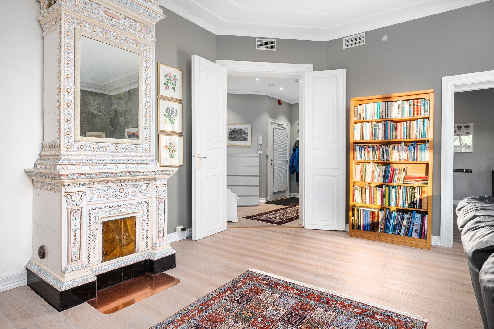 Flott kakkelovn og doble dører inn til stuen Galleribilde