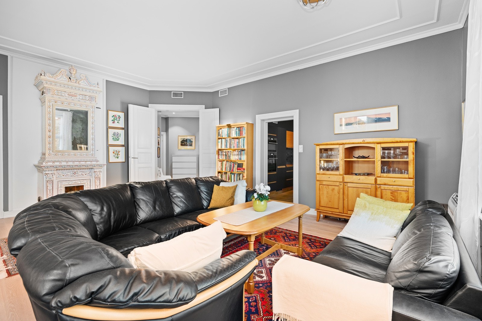 Stue med doble dører mot hallen og skyvedør til kjøkkenet Galleribilde