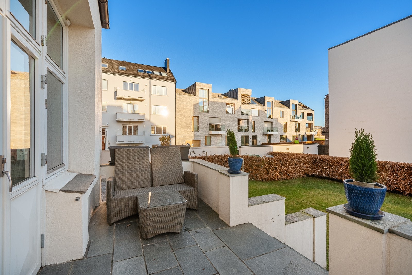 Terrasse med utgang fra kjøkkenet og med nedgang til hagen Galleribilde