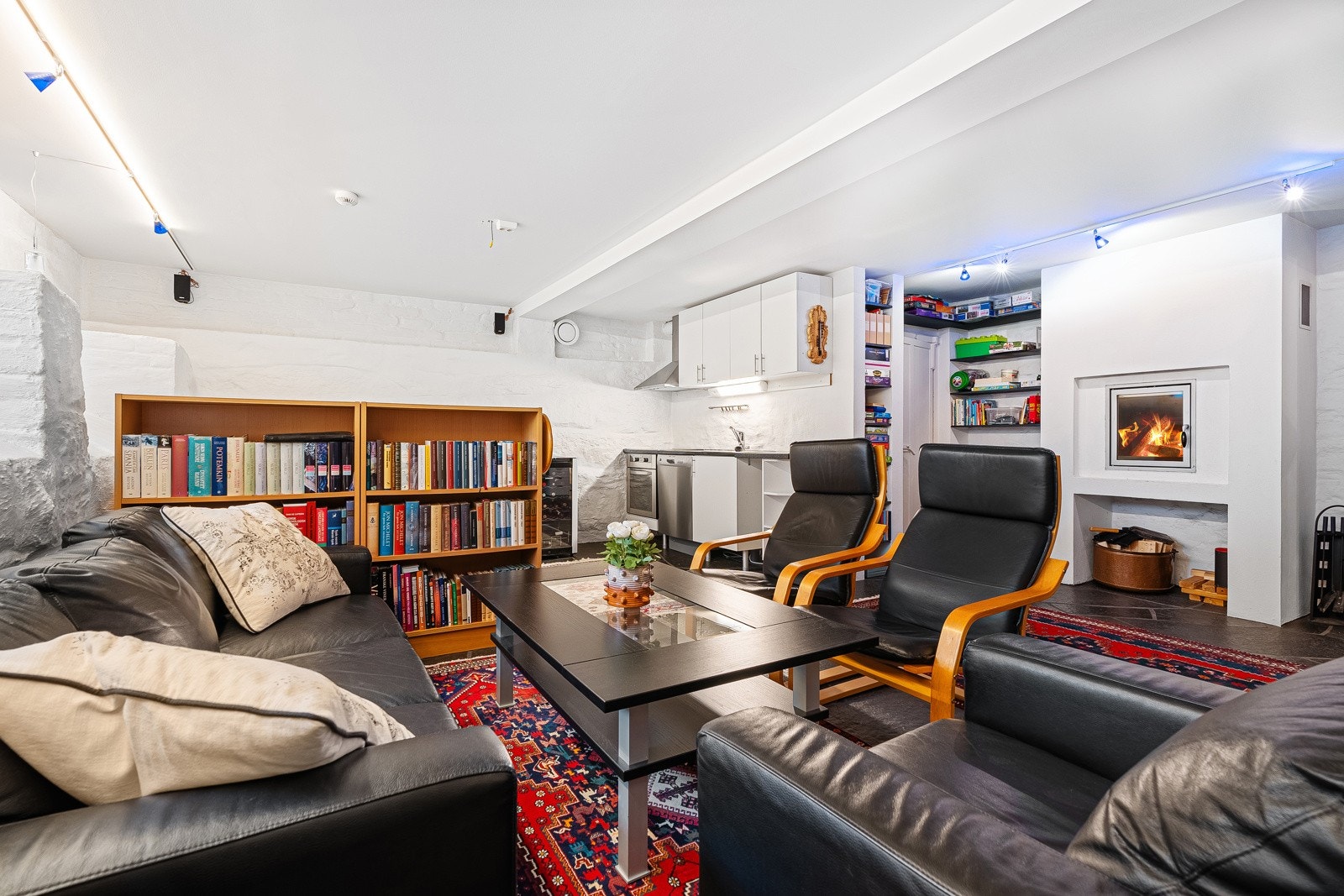 Kjellerstue med kjøkkenkrok Galleribilde